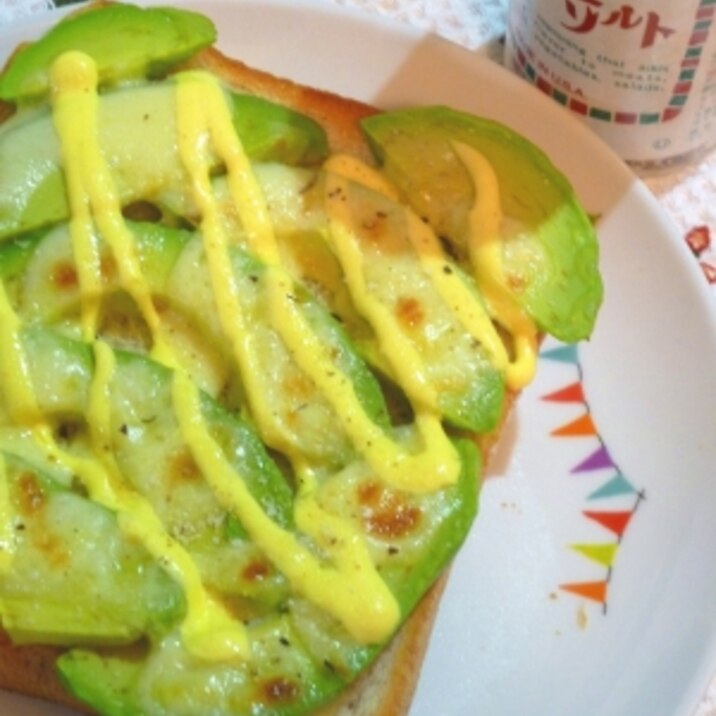 朝から元気に*とろけるアボカドトースト